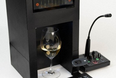 TTTV3のシステム。タッチパネル・ウェブカメラ・マイク・操作コントローラを備える