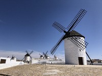 小説「ドン・キホーテ」の舞台となったラマンチャ地方に残る風車群=スペイン中部カンポ・デ・クリプターナで2023年7月22日、篠田航一撮影