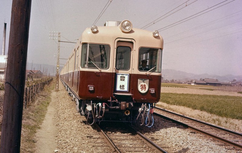 赤の名鉄にピンクと茶色の復刻電車 廃線懸念の西尾・蒲郡線で運行