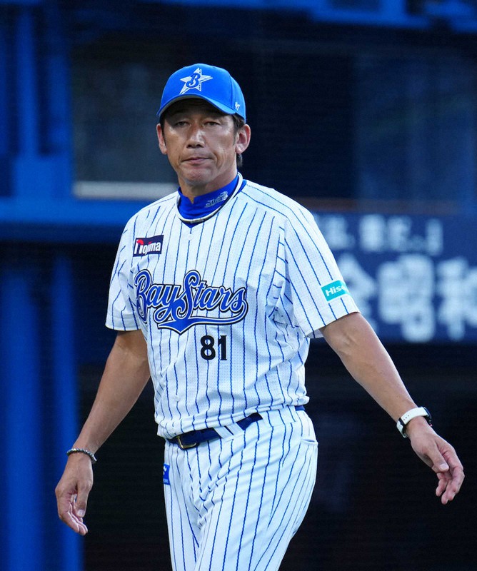 <D・ヤ>8回、選手交代を告げベンチへ戻る三浦監督(撮影・島崎忠彦)