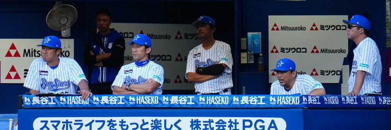 <D・ヤ>9回、ベンチの三浦監督(左から2人目)ら(撮影・島崎忠彦)