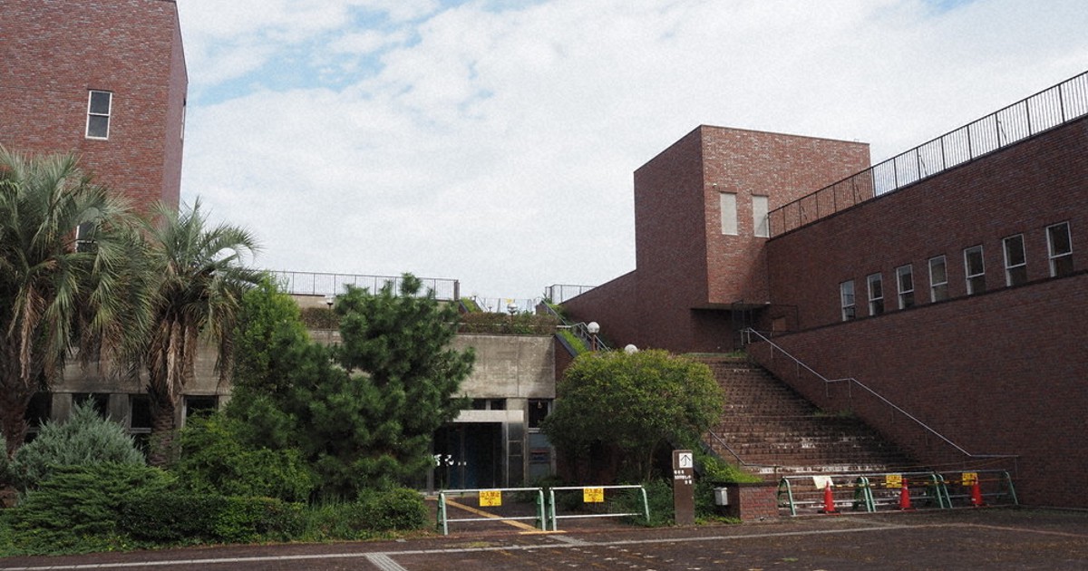 旧明石市立図書館 公園内「一等地」未活用続く 解体費ネック 県
