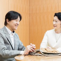 目の見えない子も見える子も楽しめる絵本を手に談笑される秋篠宮ご夫妻＝秋篠宮邸で2023年8月18日撮影（宮内庁提供）