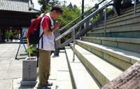 19番の立江寺で。後ろに立てかけた木のつえは、6日間で先端がぼろぼろになり、数センチ短くなった＝徳島県小松島市で2023年6月16日、今沢真撮影