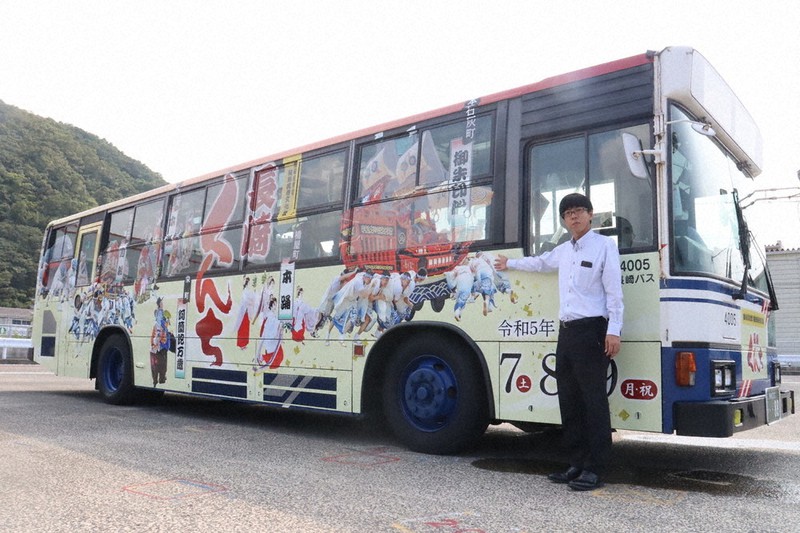 くんち」車体にデザイン 今年奉納する6カ町の写真 長崎バス、市内を