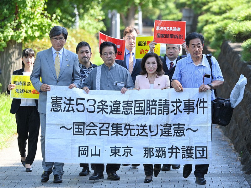 臨時国会召集訴訟の判決が言い渡される最高裁に入る弁護団ら＝東京都千代田区で2023年9月12日午後2時26分、前田梨里子撮影