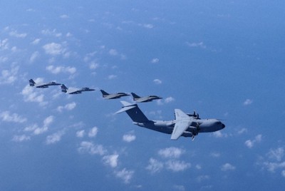 フランス空軍のラファール（右奥2機）と航空自衛隊のF15（左2機）＝7月撮影（空自提供）