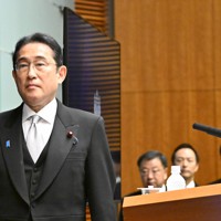記者会見に臨む岸田文雄首相（左）＝首相官邸で2023年9月13日午後7時、前田梨里子撮影