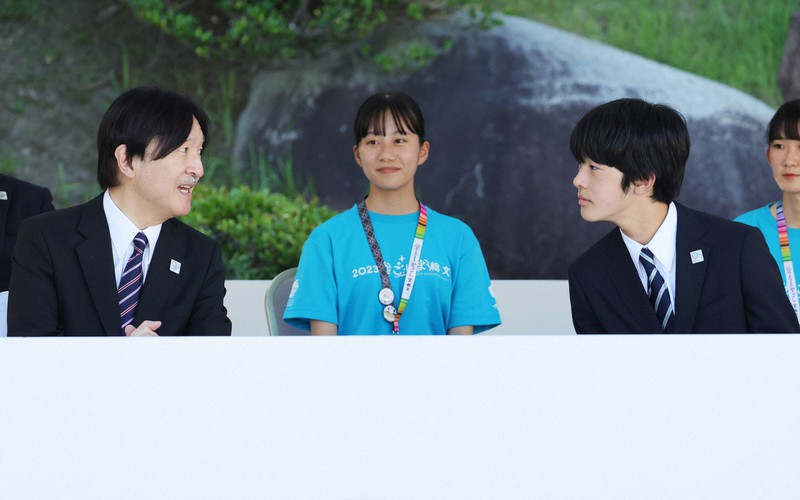 皇室スケッチ：秋篠宮さまの背中に学ぶ 悠仁さま17歳の成長 | 毎日新聞 