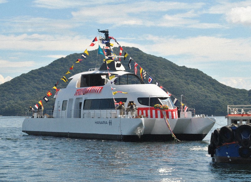 水素で動く旅客船、進水 来春運航「HANARIA（はなりあ）」曲線を基調