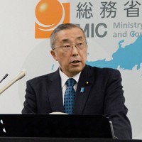就任記者会見で旧統一教会との関係などについて説明する鈴木淳司総務相＝東京都千代田区で2023年9月14日午後2時12分、道永竜命撮影