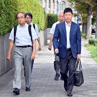 大阪地裁に入廷する赤木雅子さんの代理人弁護士ら＝大阪市北区で2023年9月14日午後0時58分、川平愛撮影