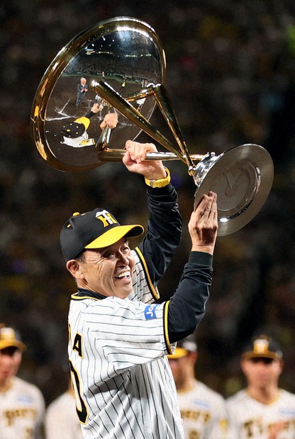 岡田監督　2023年優勝記念ボブルヘッド 2025年最新】阪神 岡田監督 ボブルヘッドの人気アイテム - メルカリ
