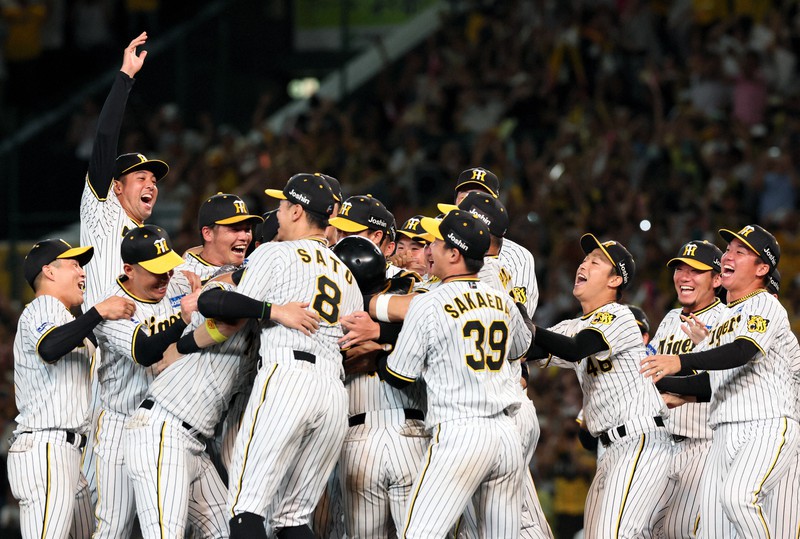 阪神タイガース 18年ぶりのリーグ優勝 岡田彰布監督歓喜の胴上げ [写真
