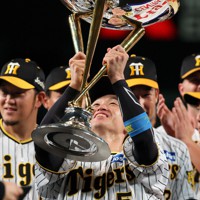 【限定品/送料無料】阪神タイガース 岡田監督 胴上げボブルヘッド リーグ優勝 阪神タイガース 18年ぶりのリーグ優勝 岡田彰布監督歓喜の胴上げ