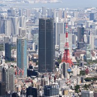 麻布台ヒルズ森JPタワー（中央）と東京タワー（中央右）＝東京都港区で2023年8月8日午後2時8分、本社ヘリから渡部直樹撮影