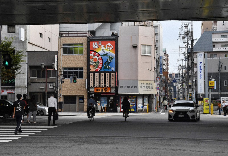 れとろ探訪：横断歩道は手を上げて ／大阪 | 毎日新聞