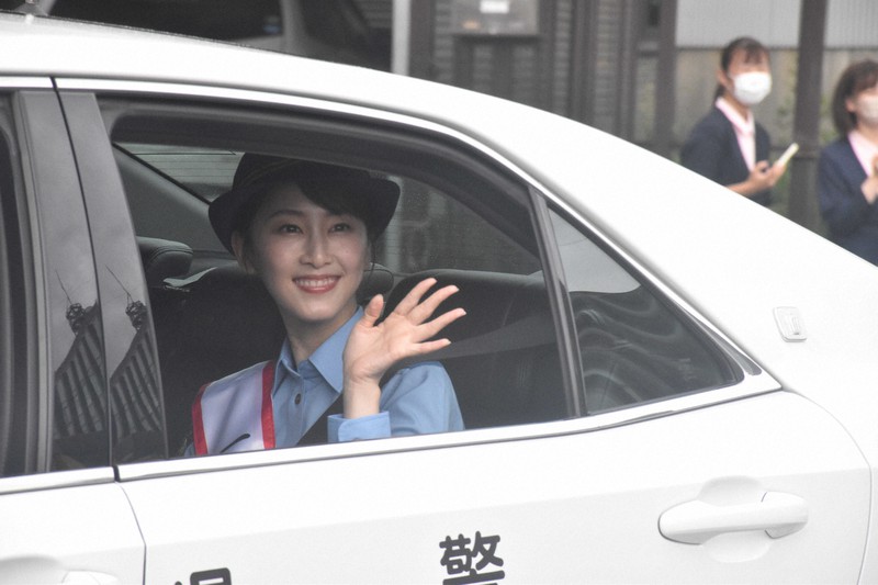 松井玲奈さんが一日署長 パトカーから「ながらスマホはダメ!」 | 毎日新聞