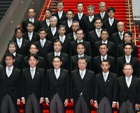 岸田文雄首相と男性ばかりの副大臣との記念撮影＝首相官邸で2023年9月15日、竹内幹撮影