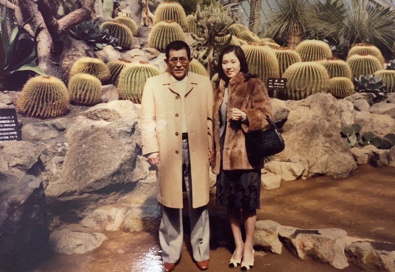 1985年ごろ、右近由美子さん（右）が祐さん（左）と伊豆へ旅行した時の写真＝由美子さん提供