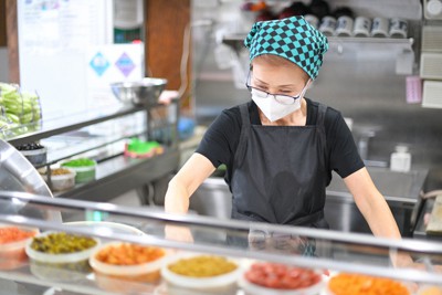 おにぎりを作る「ぼんご」おかみの右近由美子さん＝東京都豊島区で2023年8月4日、前田梨里子撮影