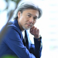 教育にも力を入れるバレエダンサーの熊川哲也さんは「スマートフォンを見ながら歩くのではなく、道端に咲いているタンポポを見て『かわいいね』と思える感情表現を育てたい」と語る＝東京都文京区で2023年9月7日、宮間俊樹撮影