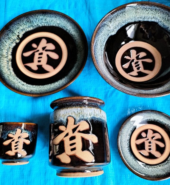 資さんうどん、丼・皿売って支援 大雨被災の小石原焼窯元に寄付 | 毎日新聞