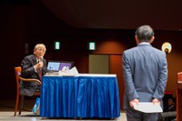 盛和塾世界大会で塾生の発表にコメントする稲盛和夫氏＝横浜市で2013年7月17日（京セラ提供）