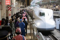 年末の帰省ラッシュの中、東京駅を発着する東海道新幹線＝2019年12月27日、吉田航太撮影