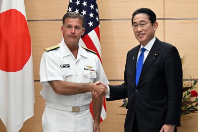会談前にアキリーノ米インド太平洋軍司令官（左）と握手をする岸田文雄首相＝首相官邸で2023年9月27日午後2時13分、竹内幹撮影