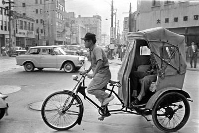 昭和30年代【レア】当時物☆横断歩道を守り続けた☆おまわりさん高さ1m20cm 車気にせず路上で遊ぶ子ども 1957(昭和32)年 一枚の写真ものがたり