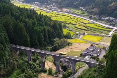 宝珠山橋梁を通過する日田彦山線BRT「ひこぼしライン」のバス＝小型無人機で吉田航太撮影