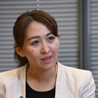 インタビューに答える自民党の英利アルフィヤ衆院議員＝東京都千代田区で7月31日、藤井達也撮影