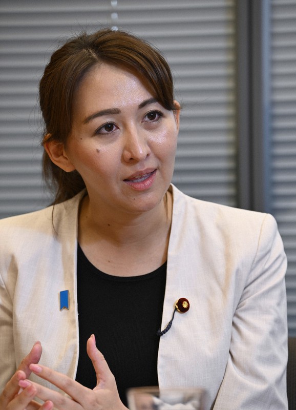 インタビューに答える自民党の英利アルフィヤ衆院議員＝東京都千代田区で7月31日、藤井達也撮影