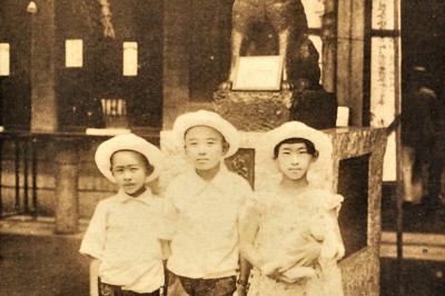 ハチ公像とハチ、上京した少年らが一緒に写り込んだ写真＝大島健一氏提供