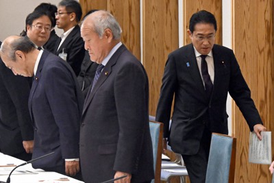 インボイス制度円滑実施推進に関する関係閣僚会議に臨む岸田文雄首相（右）＝首相官邸で2023年9月29日午前10時37分、竹内幹撮影