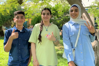 来日するパレスチナ自治区ガザ地区の中学生。（左から）ファディ・アリさん、ラマ・オウダさん、ジェナン・アブ・ユニスさん＝2023年9月26日、三木幸治撮影