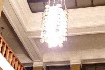 正面ロビーのシャンデリア＝天理大学付属天理図書館提供