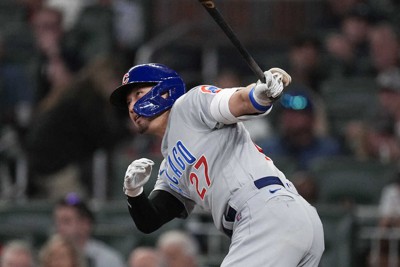 4回、内野安打を放つカブス・鈴木