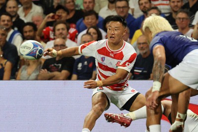 ＜日本・サモア＞前半、ライン際の密集から斎藤がラブスカフニにパス（撮影・篠原岳夫）