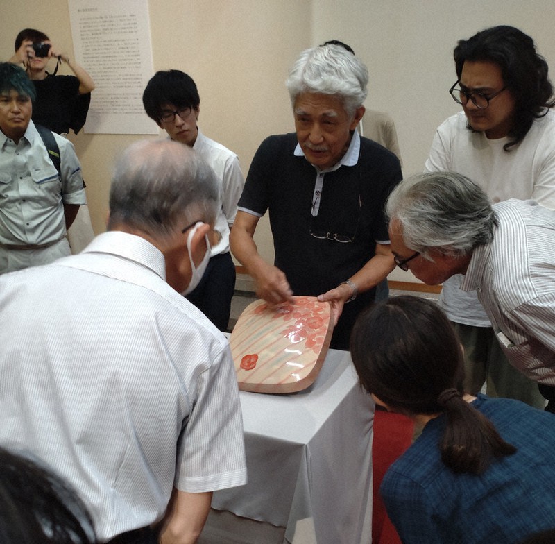 彫漆に点描の趣向 香川漆芸・北岡省三さん個展 自作の解説も ／香川