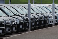 ビッグモーターの店舗に並ぶ中古車＝2023年7月、吉田航太撮影