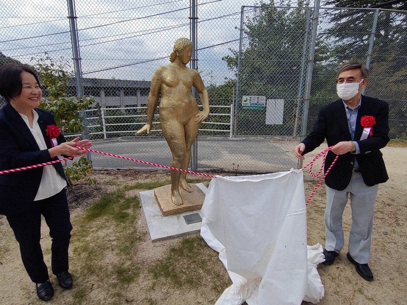 矢形の裸婦像除幕式 旧原田幼稚園に3点設置 尾道 ／広島 | 毎日新聞