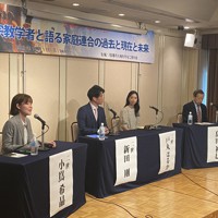 旧統一教会の解散命令請求について討論する宗教学者の島田裕巳氏（右）と2世信者たち＝東京都千代田区で2023年10月1日午後2時20分、田中裕之撮影