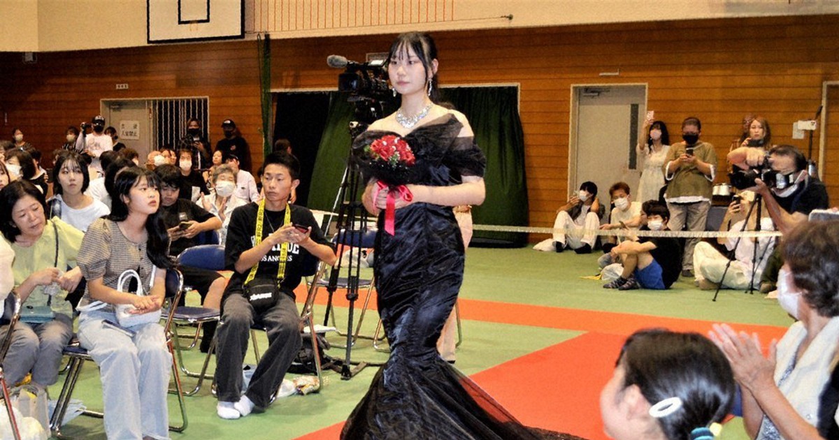 自作ドレス着て披露 熊毛北高文化祭、4年ぶり公開に喝采 周南 ／山口