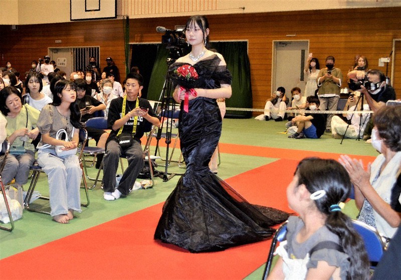 自作ドレス着て披露 熊毛北高文化祭、4年ぶり公開に喝采 周南 ／山口