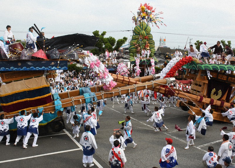 苅田山笠 最終日、山車が集結 突き当て、観衆どよめく ／福岡 | 毎日新聞