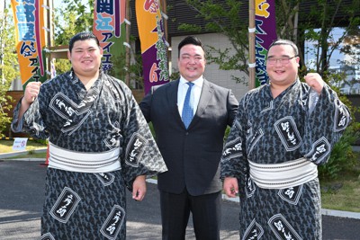 大相撲秋場所での新十両昇進が決まり、記念撮影する（左から）大の里、二所ノ関親方（元横綱・稀勢の里）、高橋＝愛知県安城市の二所ノ関部屋宿舎で2023年7月26日午後2時45分（代表撮影）