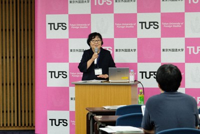 記者懇談会で大学の近況について説明する林佳世子学長