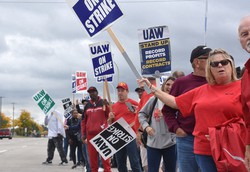アメリカで労働組合への支持が拡大している。写真はフォード社の組み立て工場前でストライキのアピールをする全米自動車労働組合（UAW)の組合員ら＝米中西部ミシガン州ウェインで2023年9月26日、秋山信一撮影